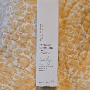 Urban Skin Rx Even Tone Smoothing Body Treatment - White/Teal
